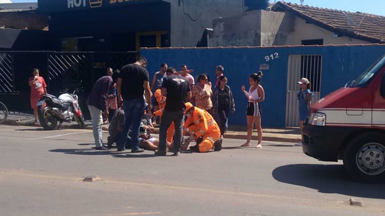 Motociclista fica ferido após bater contra veículo que saía de garagem em João Pinheiro