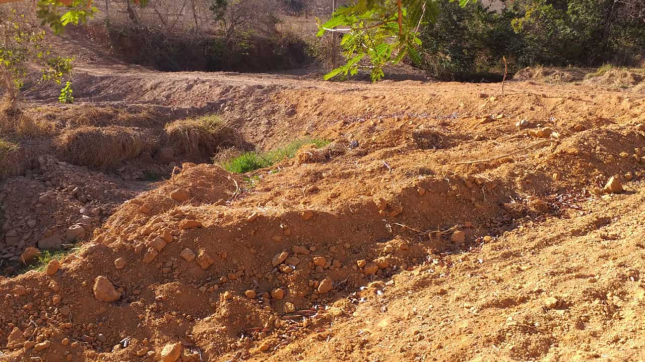 Fazendeiro constrói barragem no curso do córrego da extrema em Brasilândia de Minas; Polícia foi acionada