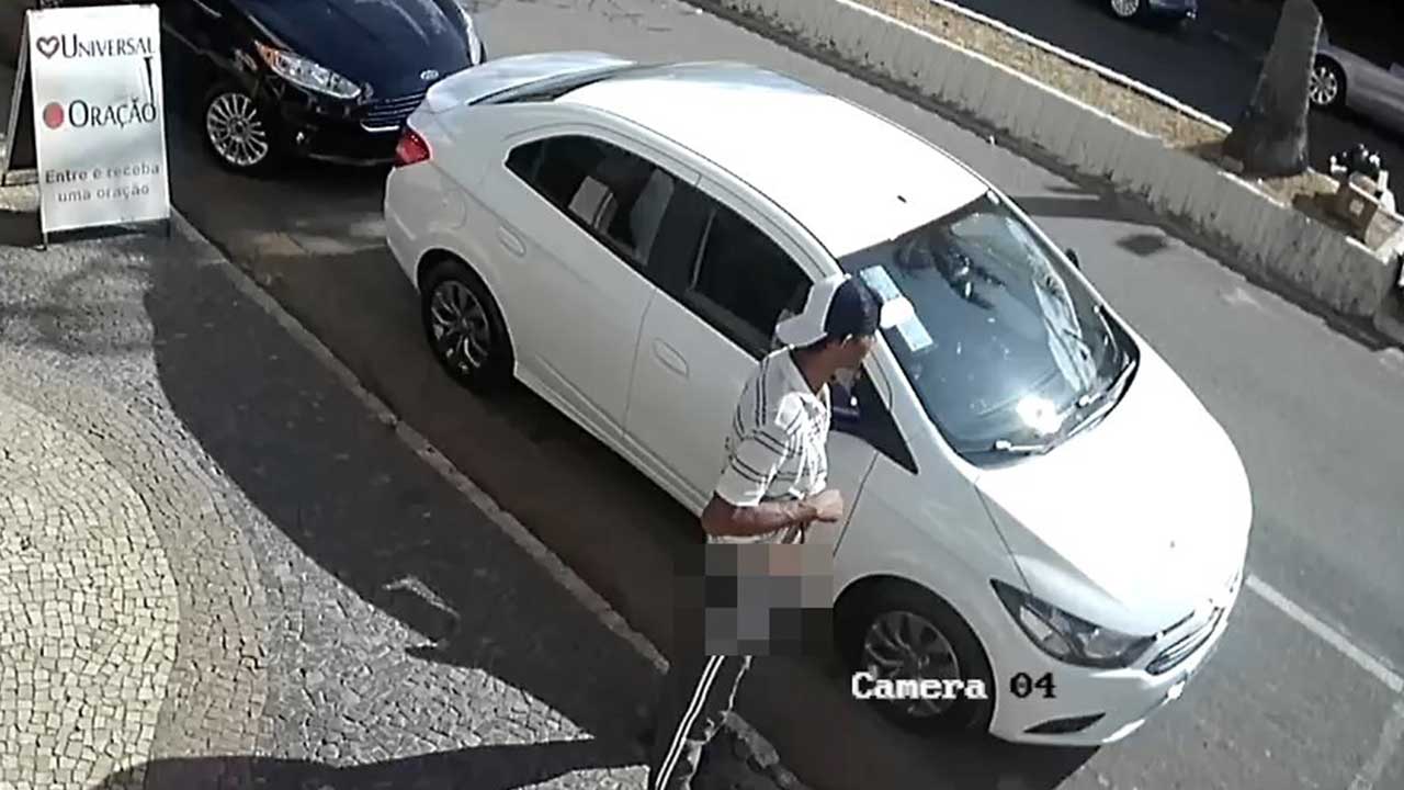 Câmeras de segurança flagram homem urinando na calçada em plena luz do dia no Centro de João Pinheiro