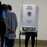 TSE proíbe eleitor de levar celular para cabine de votação; aparelho deverá ficar com o mesário no momento do voto