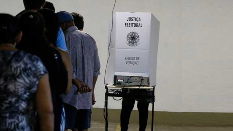 TSE proíbe eleitor de levar celular para cabine de votação; aparelho deverá ficar com o mesário no momento do voto