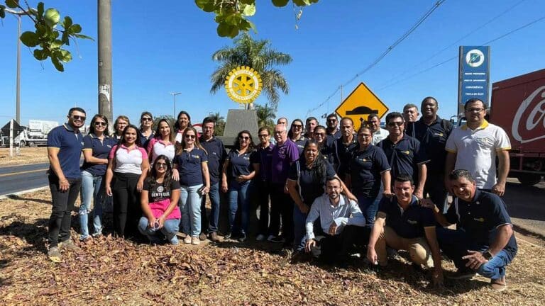 Rotarianos recebem Governador Distrital e sua esposa no marco rotário em João Pinheiro
