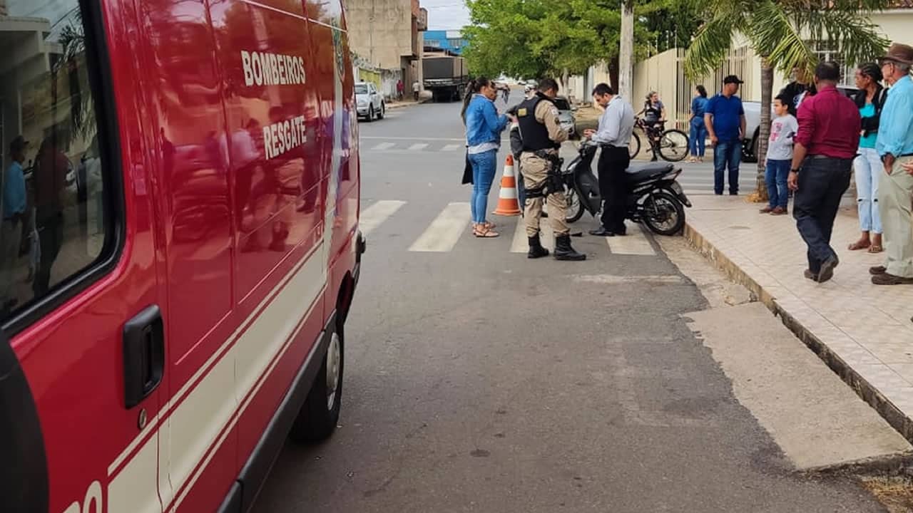 Motociclista fica ferida em acidente de trânsito com caminhão em cruzamento no Centro de João Pinheiro