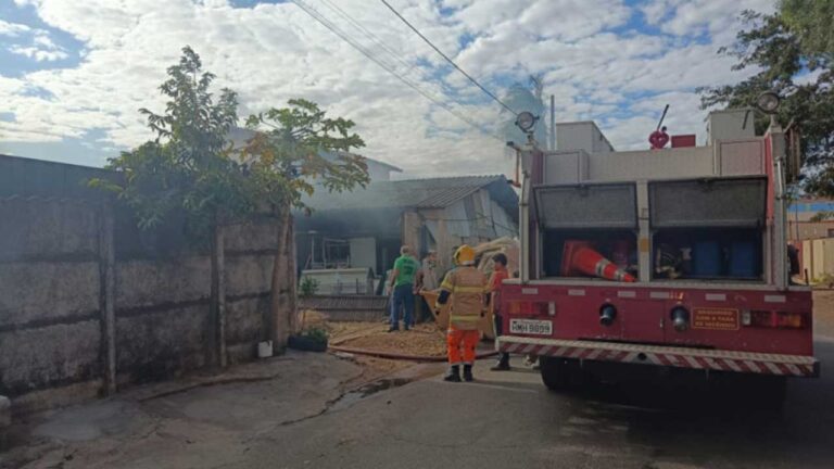 URGENTE: Corpo de Bombeiros de João Pinheiro combate incêndio em galpão no Bairro Aeroporto