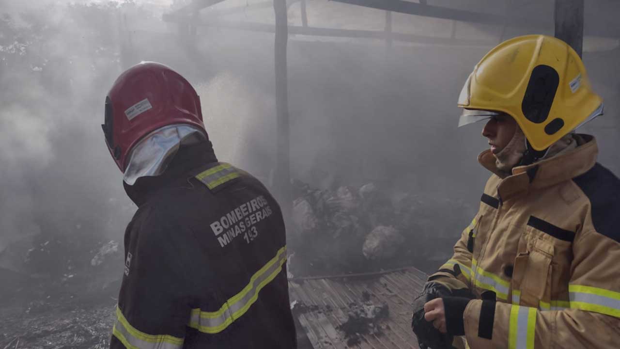 URGENTE: Corpo de Bombeiros de João Pinheiro combate incêndio em galpão no Bairro Aeroporto
