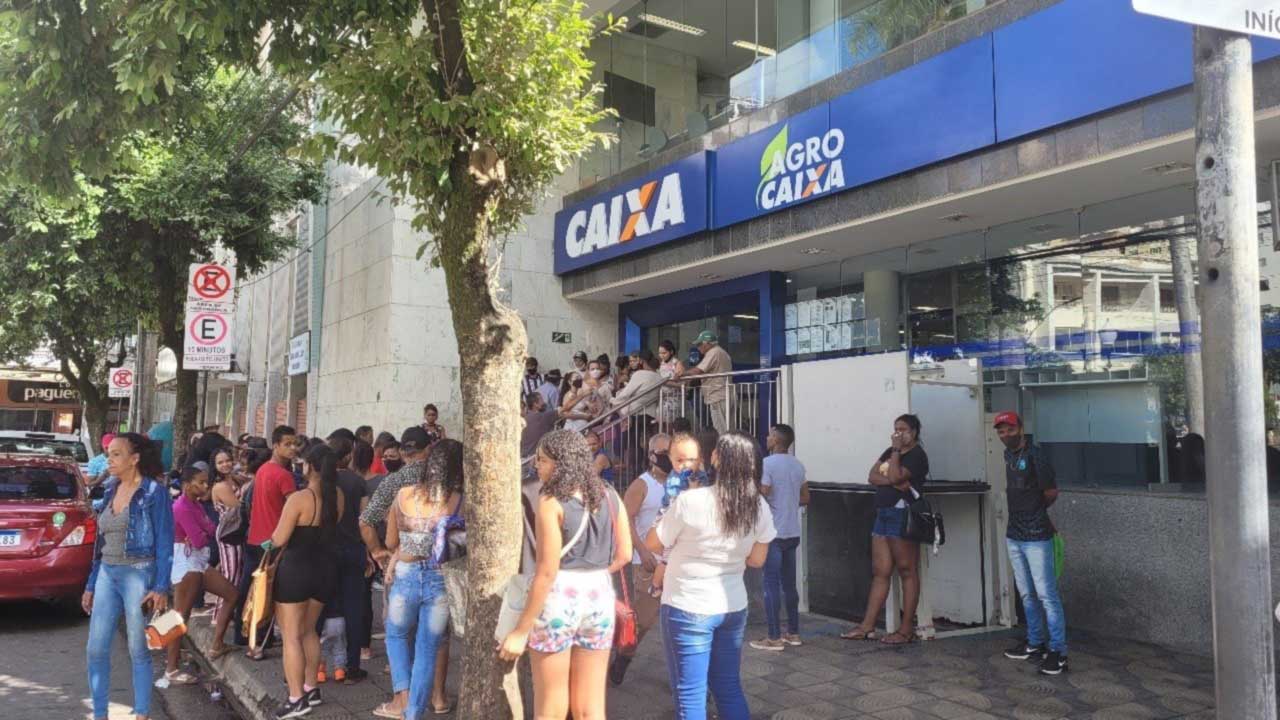 Agência da Caixa é multada em R$ 68 mil por longas filas e demora no atendimento em Minas