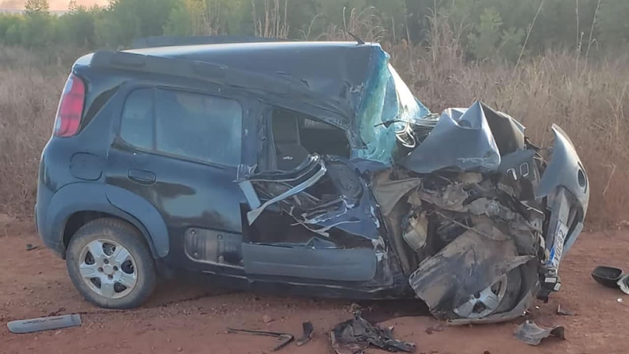 Grave acidente entre carro e caminhão deixa três pessoas feridas na LMG-667 em Brasilândia de Minas