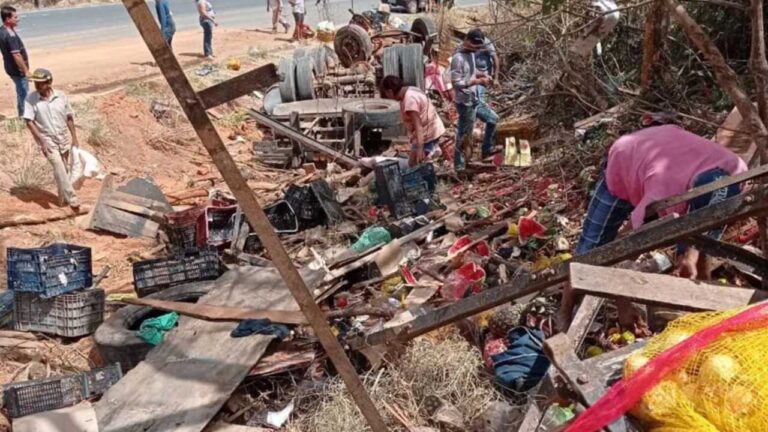 Caminhão verdureiro tomba e ajudante de 21 anos morre na LMG-662, em Natalândia