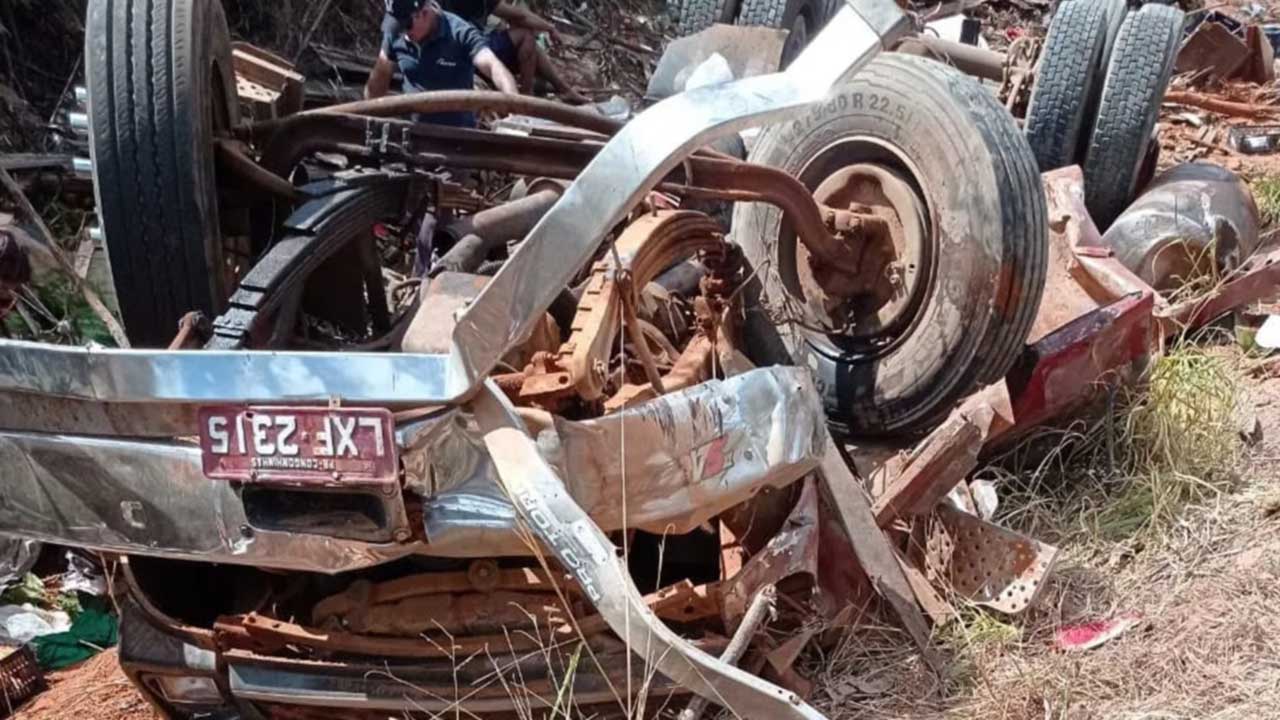 Caminhão verdureiro tomba e ajudante de 21 anos morre na LMG-662, em Natalândia