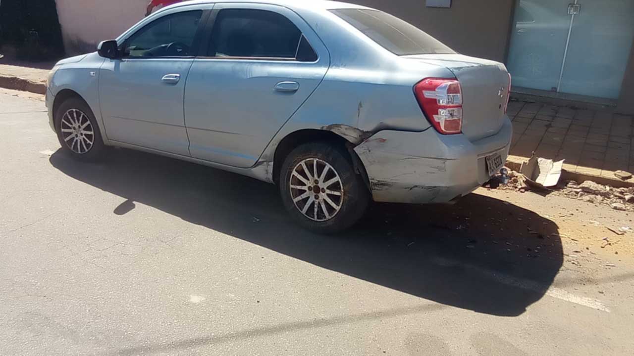 Vergalhão solto ao redor de tampa de bueiro fura pneu de veículo e provoca acidente em João Pinheiro