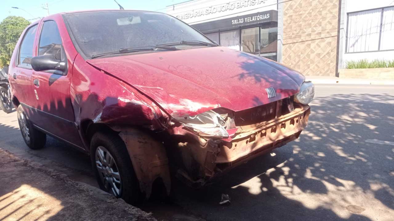 Vergalhão solto ao redor de tampa de bueiro fura pneu de veículo e provoca acidente em João Pinheiro