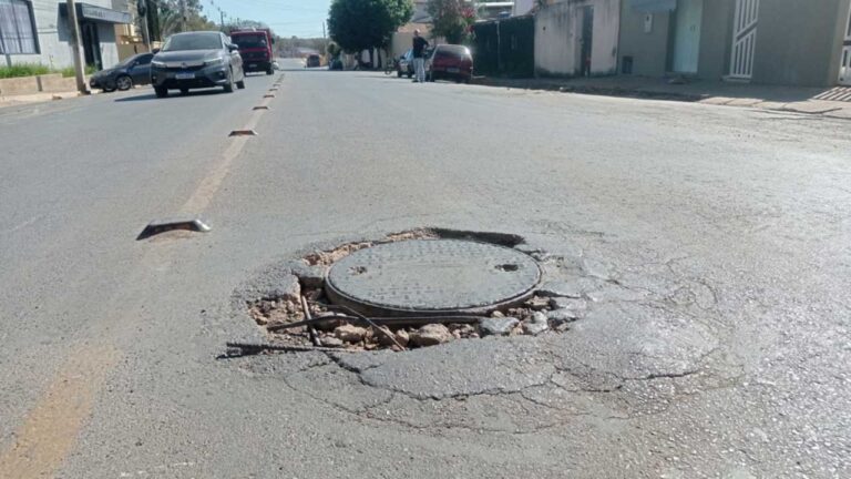 Vergalhão solto ao redor de tampa de bueiro fura pneu de veículo e provoca acidente em João Pinheiro