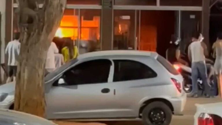 Pastelaria pega fogo no Centro de Paracatu e Corpo de Bombeiros é acionado