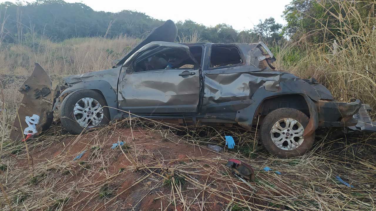 Jovem de 26 anos morre e outras duas pessoas ficam gravemente feridas em acidente na BR-365, em Varjão de Minas