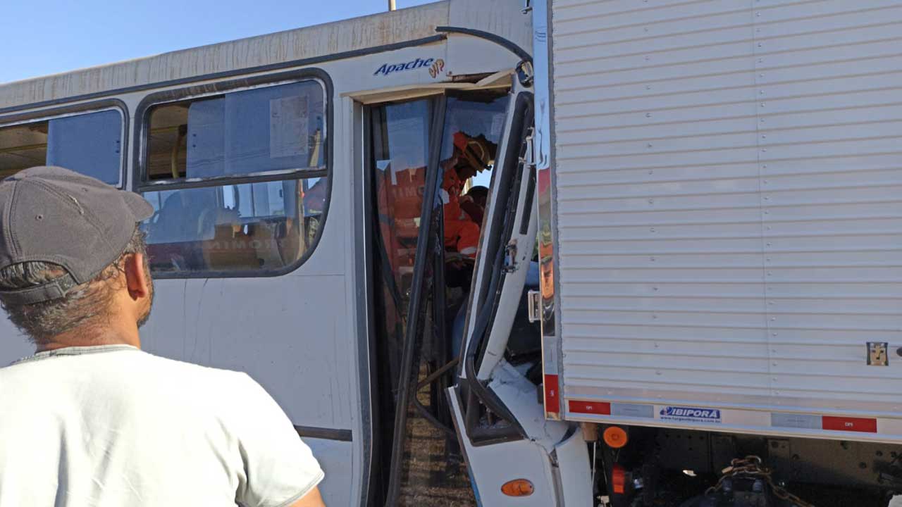 Motorista fica preso às ferragens após ônibus sem freio bater na traseira de caminhão na BR-040 em João Pinheiro