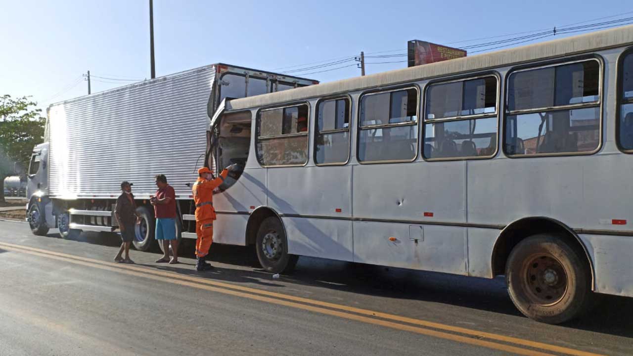 Motorista fica preso às ferragens após ônibus sem freio bater na traseira de caminhão na BR-040 em João Pinheiro