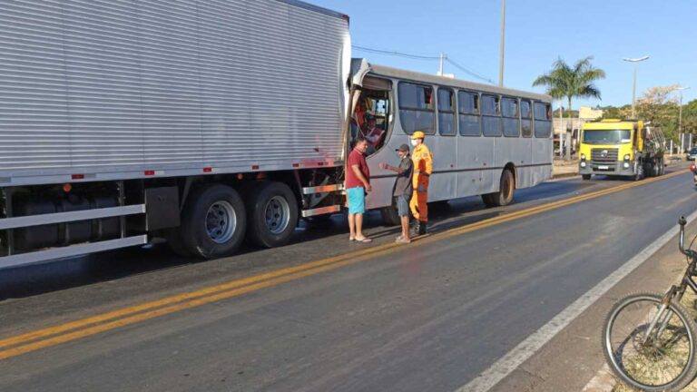 Motorista fica preso às ferragens após ônibus sem freio bater na traseira de caminhão na BR-040 em João Pinheiro