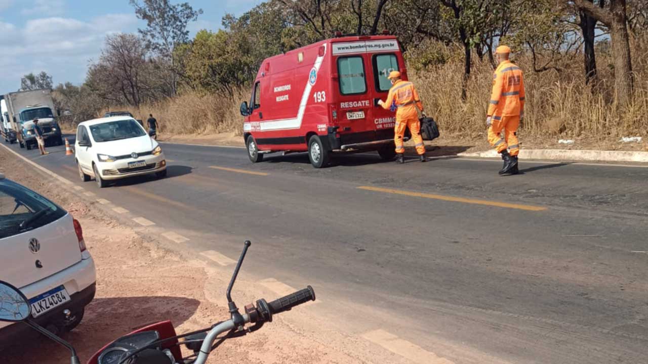 Eixo de camionete se solta e atinge motociclista na MG-181 em João Pinheiro