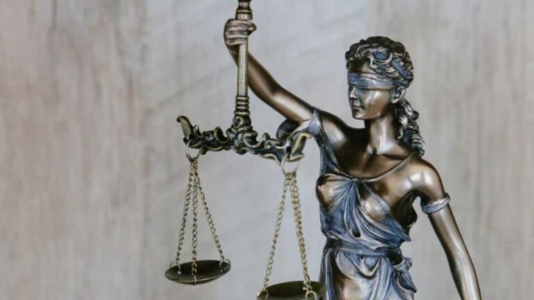 Qual a diferença entre prevaricação e corrupção?
