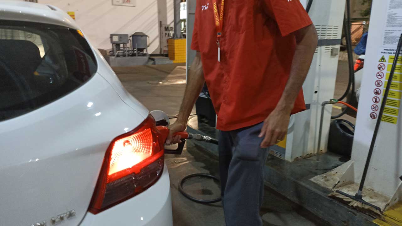 Petrobras reduz preço da gasolina em R$ 0,25 por litro nas refinarias