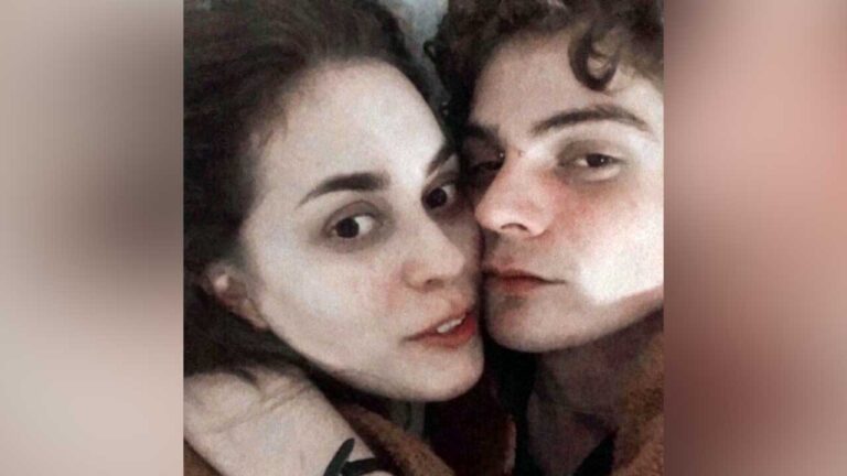 Jovem revela estar namorando a própria irmã e afirma que vão se casar Um jovem causou polêmica nas redes sociais ao revelar que está namorando a própria irmã. Em post publicado no Twitter no dia 30, o usuário da rede social, que se identifica como Yulia, disse que decidiu não mais esconder o relacionamento com a parente de primeiro grau e ainda revelou que vão se casar e adotar filhos. No post, Yulia questiona se a relação deles é incesto. “Nesse ponto, já não nos importamos com o que as pessoas têm a dizer, é consensual e somos dois adultos”, escreve. Na sequência, o jovem diz que a relação é consensual e decidiram revelar o romance para a sociedade depois de viverem por muito tempo escondidos de todos, principalmente da própria família. “Sim, eu estou namorando com minha irmã, e sim eu vejo ela como uma mulher, apesar de ter crescido ao lado dela”, continua. Na publicação, ele diz ainda que “não tem nada melhor que amar amorosamente alguém que você conhece tão bem e sente tanta intimidade, alguém que além de ser seu parceiro amoroso é também do mesmo sangue que você”, prossegue. No post, o jovem revela que eles têm planos para o futuro. “Estamos muito contentes com isso, planejamos nos casar e adotar filhos. Afinal, nós nos amamos e nos desejamos mutuamente”, finaliza.