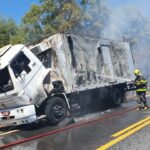 Caminhão baú carregado de iogurtes pega fogo na MG-181 em Brasilândia de Minas