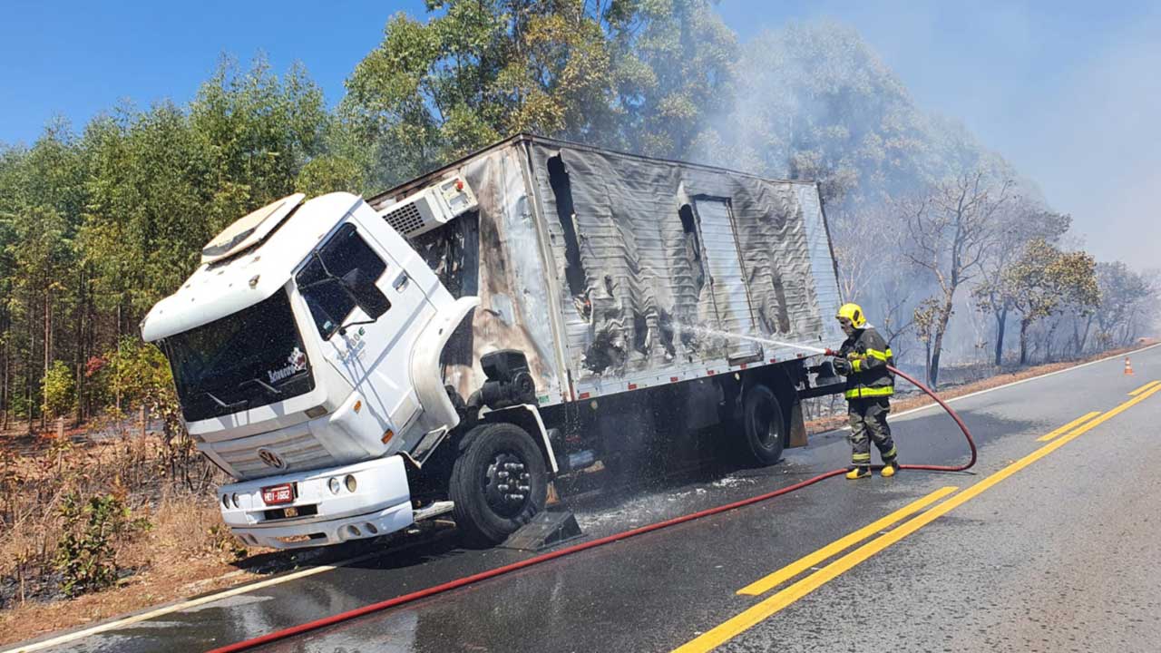 Caminhão baú carregado de iogurtes pega fogo na MG-181 em Brasilândia de Minas