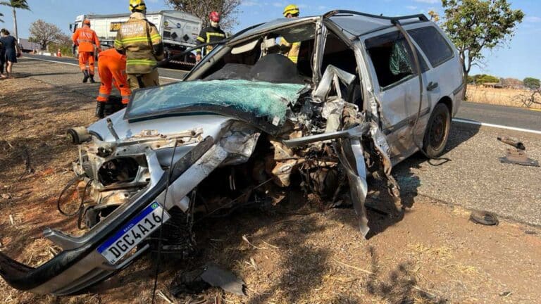 Cinco pessoas ficam feridos em grave colisão frontal na BR-040, em João Pinheiro