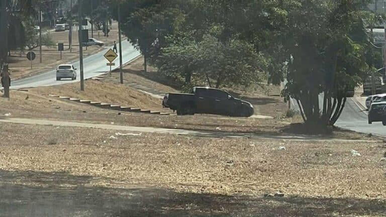 Motorista é flagrado atravessando canteiro central da BR-040 com caminhonete em João Pinheiro