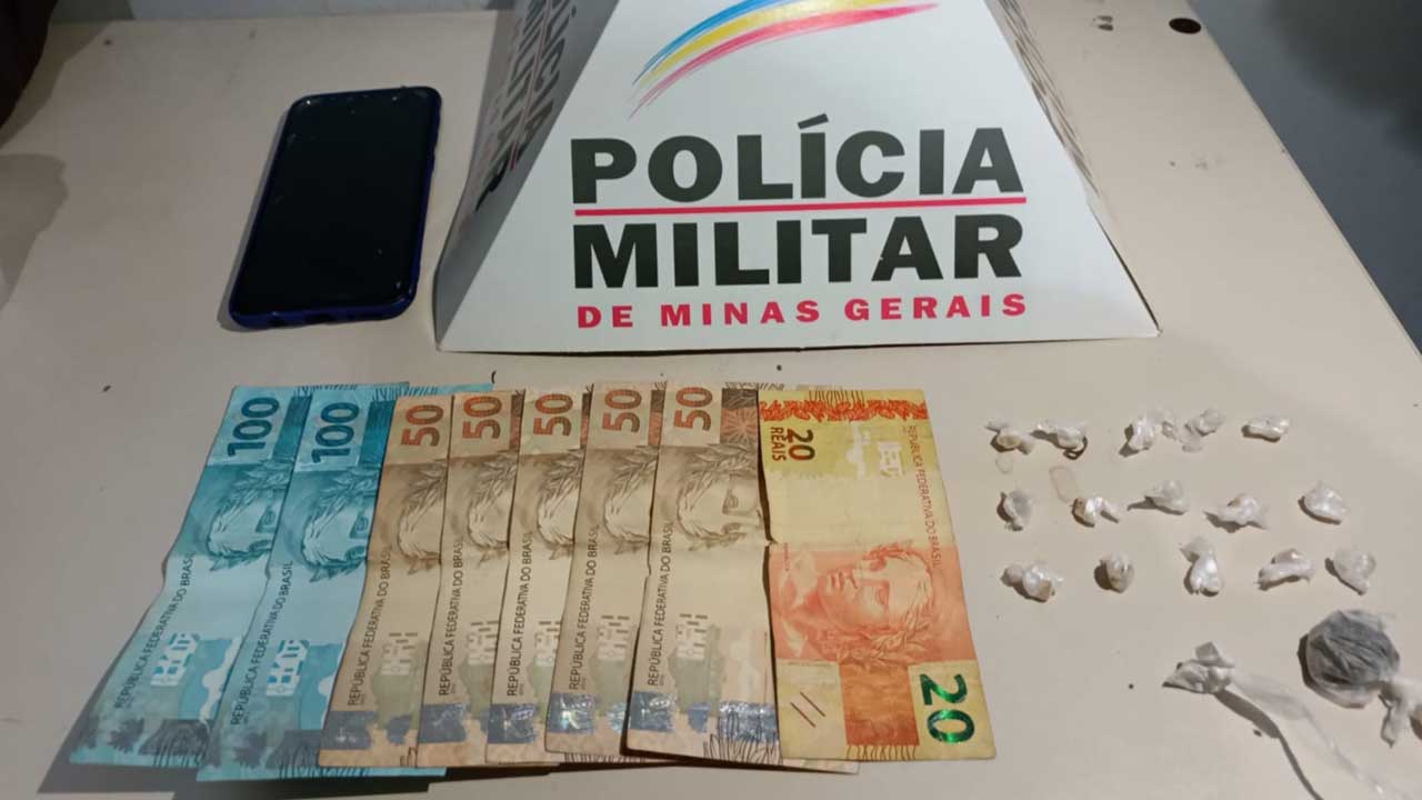 Polícia prende jovem com várias pedras de crack, maconha, cocaína e dinheiro na rodoviária de João Pinheiro