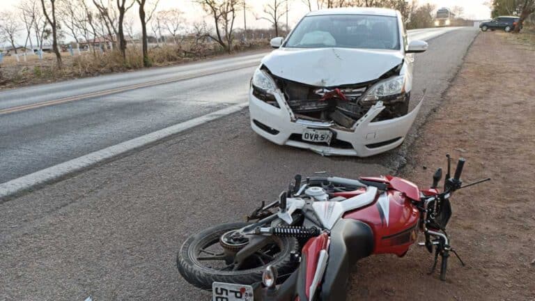 Motorista faz ultrapassagem em local proibido e bate de frente com motociclista na BR-040 em João Pinheiro