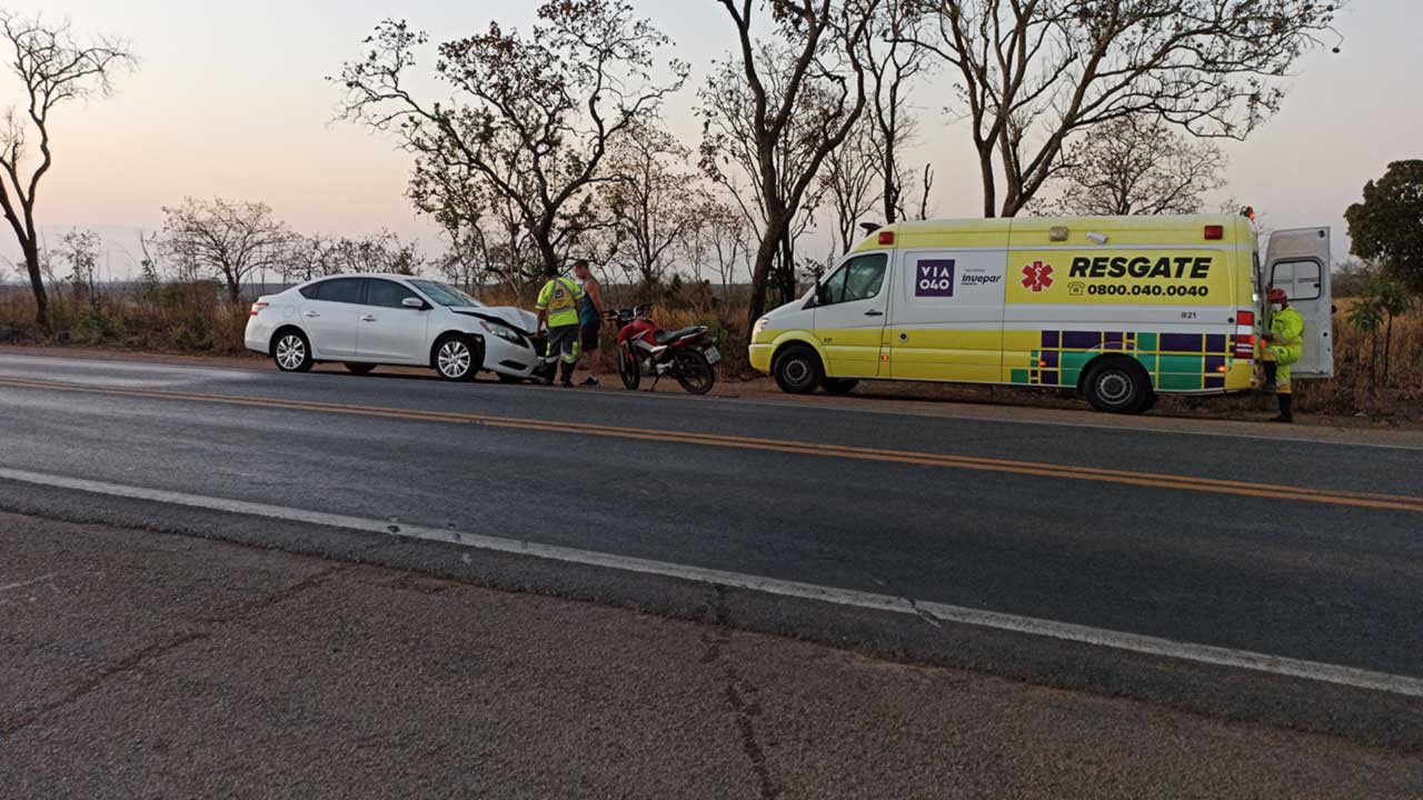 Motorista faz ultrapassagem em local proibido e bate de frente com motociclista na BR-040 em João Pinheiro