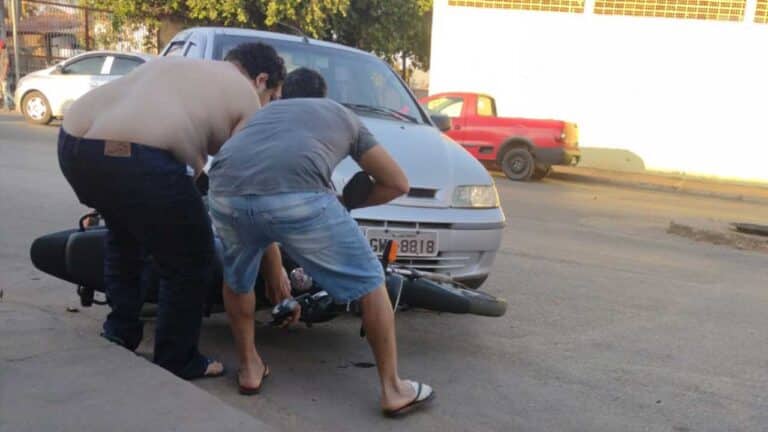 Motocicleta vai parar embaixo de veículo em acidente na Avenida Horácio Dornelas, em João Pinheiro