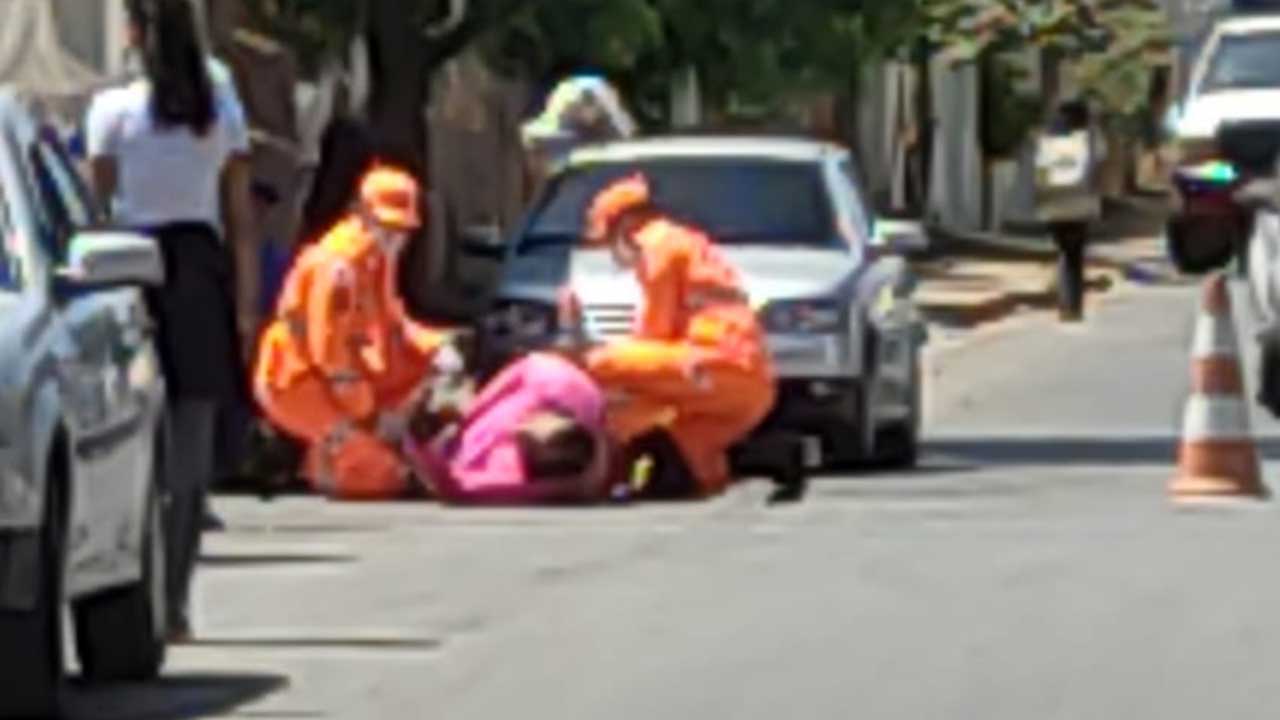 Motociclista fura parada obrigatória e fica ferido após colisão com veículo na Maria Filomena, em João Pinheiro