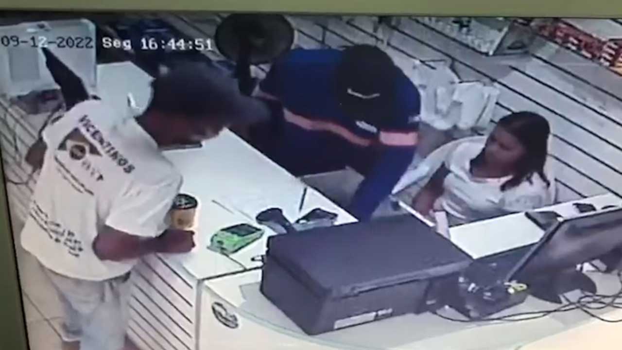 Vídeo: criminosos armados com facão roubam R$12 mil de farmácia em Brasilândia de Minas