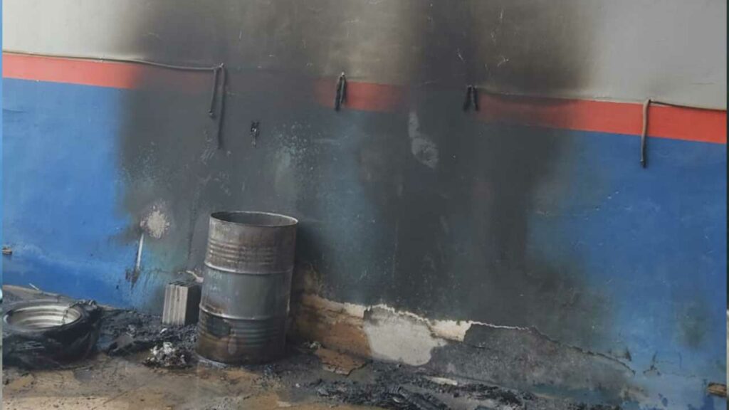Lote vago pega fogo e chamas quase atingem oficina de lanternagem no Centro de João Pinheiro