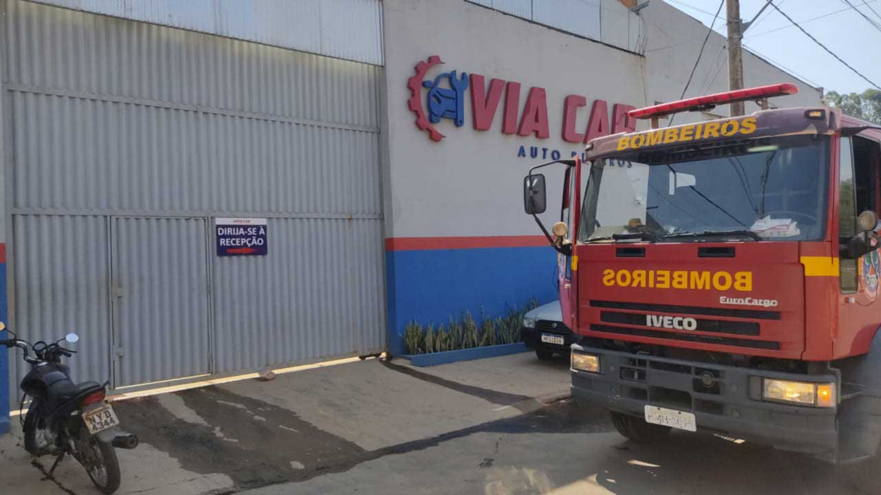 12-09-20Lote vago pega fogo e chamas quase atingem oficina de lanternagem no Centro de João Pinheiro22 incêndio quase atinge oficina 01