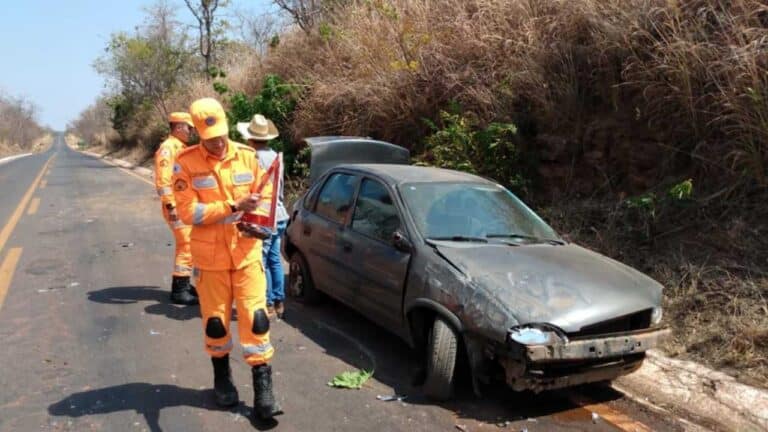 Motorista é levada às pressas para a UPA após capotar veículo na MG-181 em João Pinheiro
