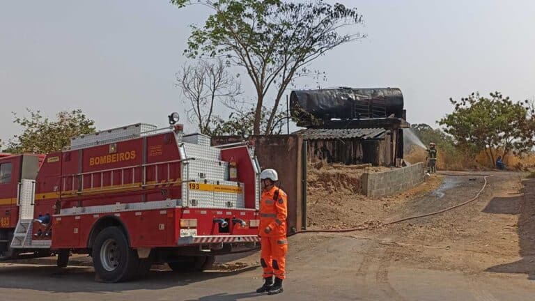 Depósito de piche da Prefeitura Municipal de João Pinheiro pega fogo durante limpeza de reservatório