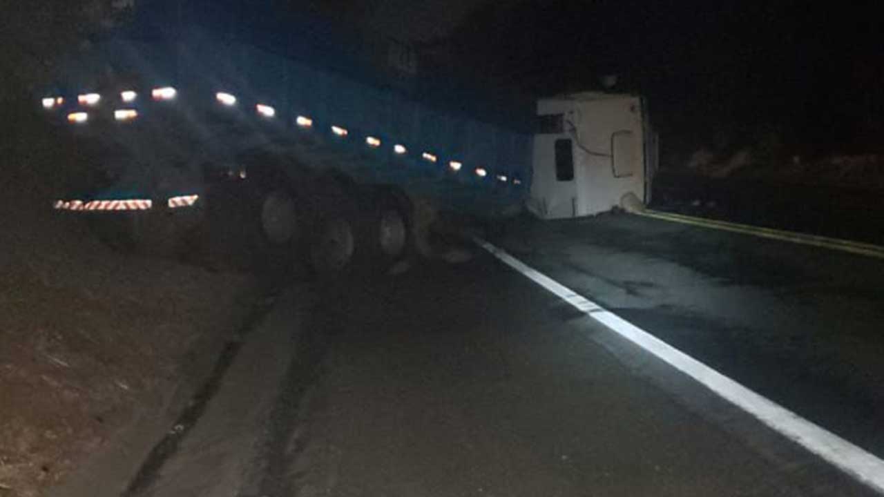 Caminhão tomba e acerta veículo na contramão na BR-040, em João Pinheiro