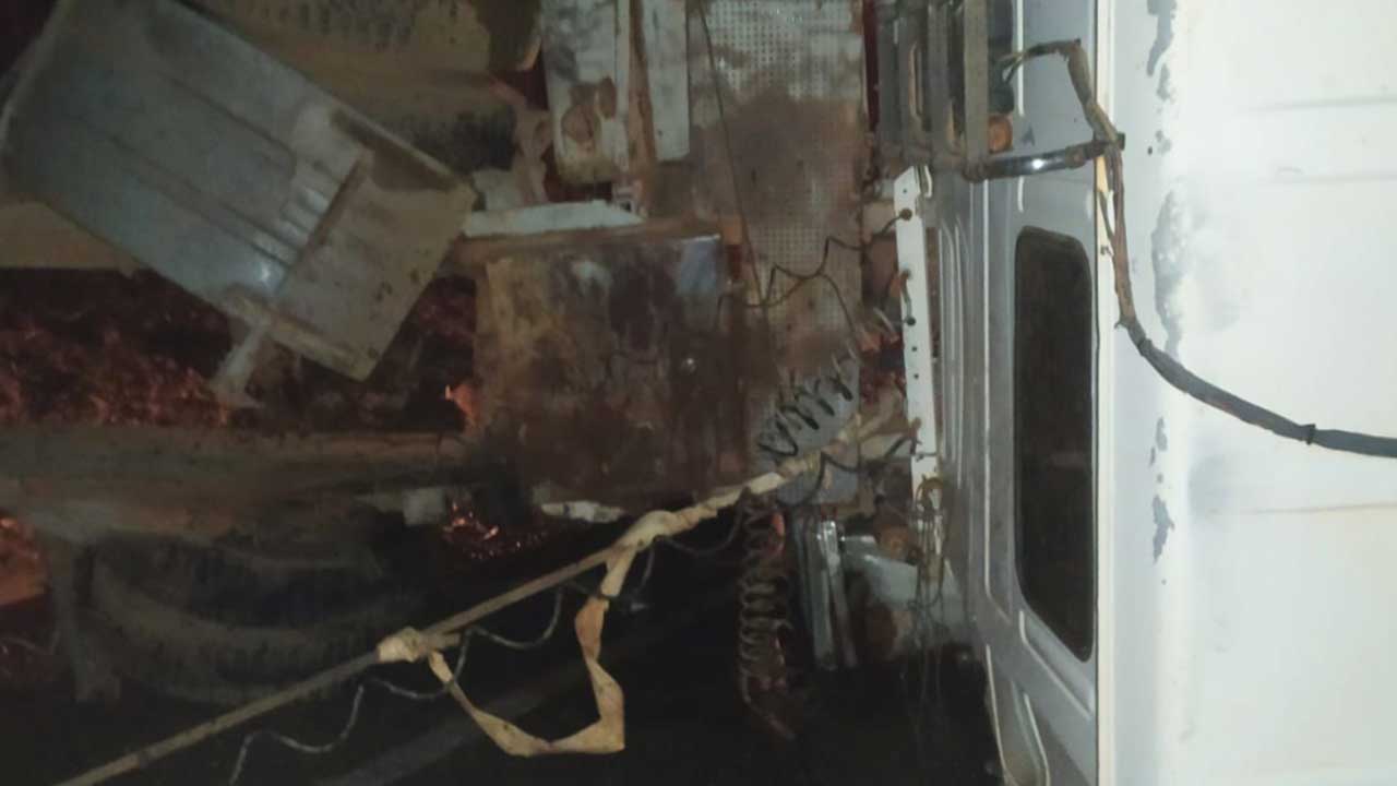 Caminhão tomba e acerta veículo na contramão na BR-040, em João Pinheiro