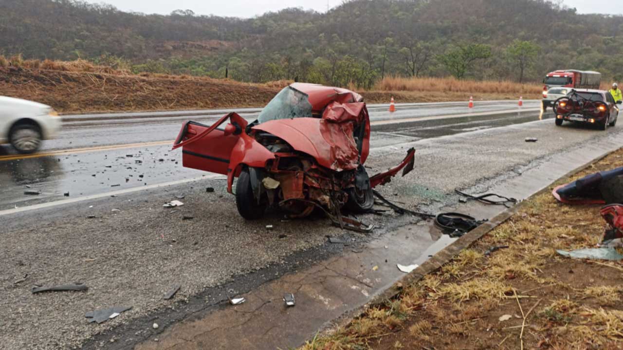 Pai, mãe e filha ficam feridos em acidente próximo à Serra da Coeng, em João Pinheiro