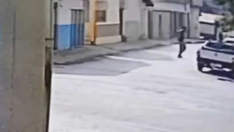 Ladrão furta celular de dentro de veículo em plena luz do dia no Centro de João Pinheiro