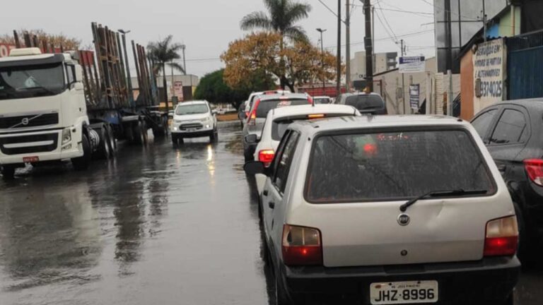 Engarrafamentos para cruzar a BR-040 em horários de pico ficam cada vez maiores em João Pinheiro