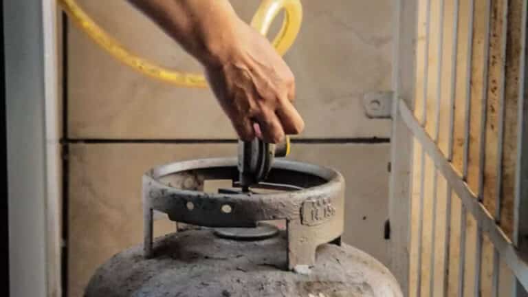 Após anúncio de queda dos preços, consumidores reclamam do preço do botijão de gás em João Pinheiro