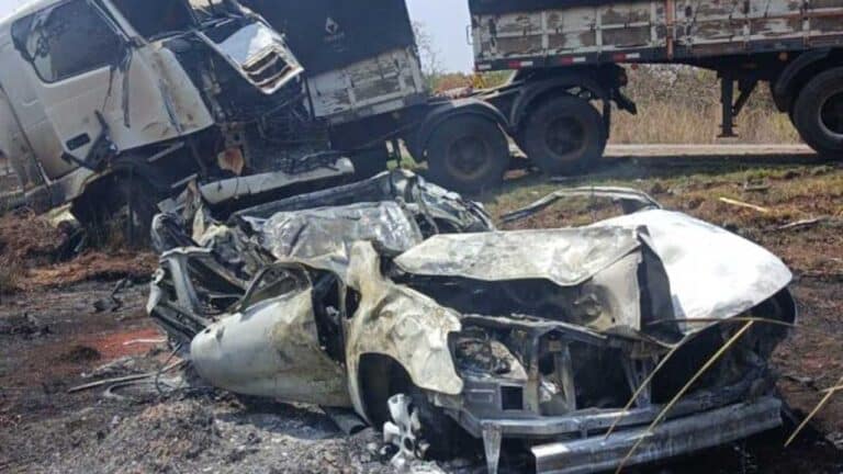 Gravíssimo acidente entre carro e carreta deixa motorista morto na BR-040, em Paracatu