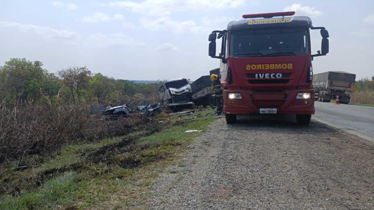 Gravíssimo acidente entre carro e carreta deixa motorista morto na BR-040, em Paracatu