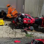Motociclista fica ferido após bater em muro de residência no Centro de João Pinheiro
