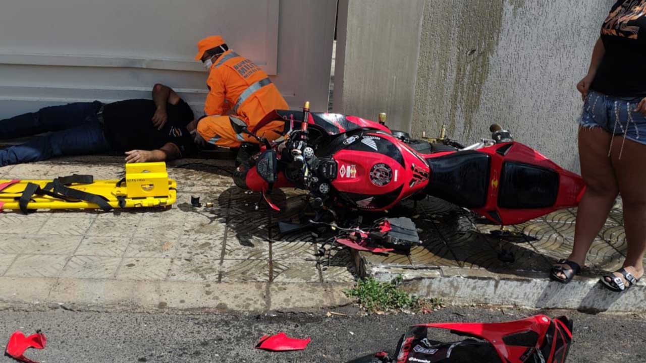 Motociclista fica ferido após bater em muro de residência no Centro de João Pinheiro