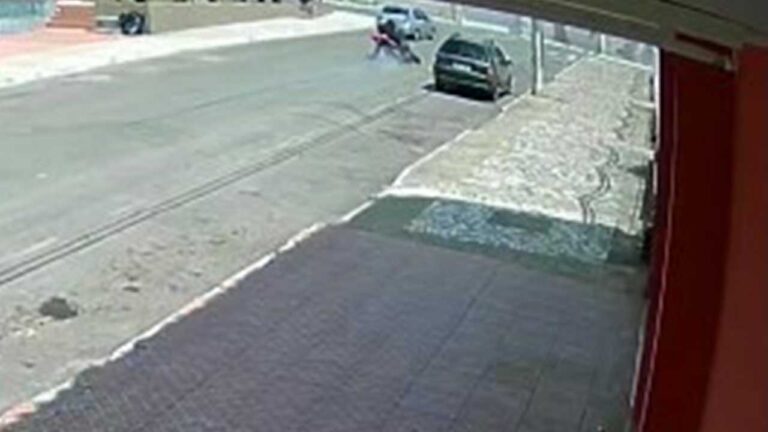 Vídeo mostra motociclista em alta velocidade antes de bater contra muro no Centro de João Pinheiro